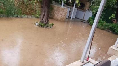 Edremit Körfezi ilçelerinde sağanak yağış sonrası su baskınları