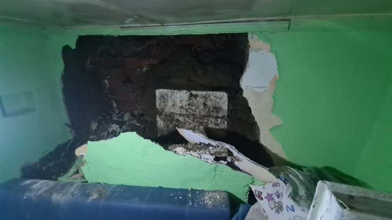 Edremit’te deprem duvarı yıktı