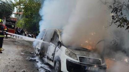 Edremit'te Park Halindeki Minibüs Alev Alev Yandı!