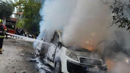 Edremit'te Park Halindeki Minibüs Alev Alev Yandı!