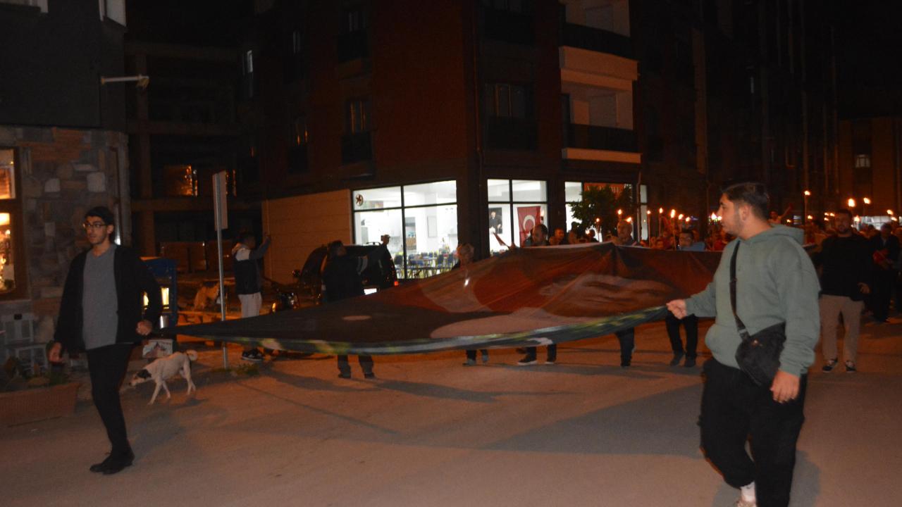 Gömeç’te Cumhuriyet İçin Fener Alayı