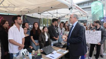 Rektör Prof. Dr. İsmail Boz, Öğrenci Topluluklarının Stantlarını Ziyaret Etti