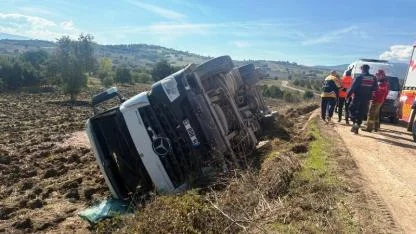 Tır Yol Kenarına Devrildi: Sürücü Araçta Mahsur Kaldı