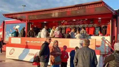 Türk Yıldızları Bandırma’da nefes kesti, TIR'ı ilgi odağı oldu