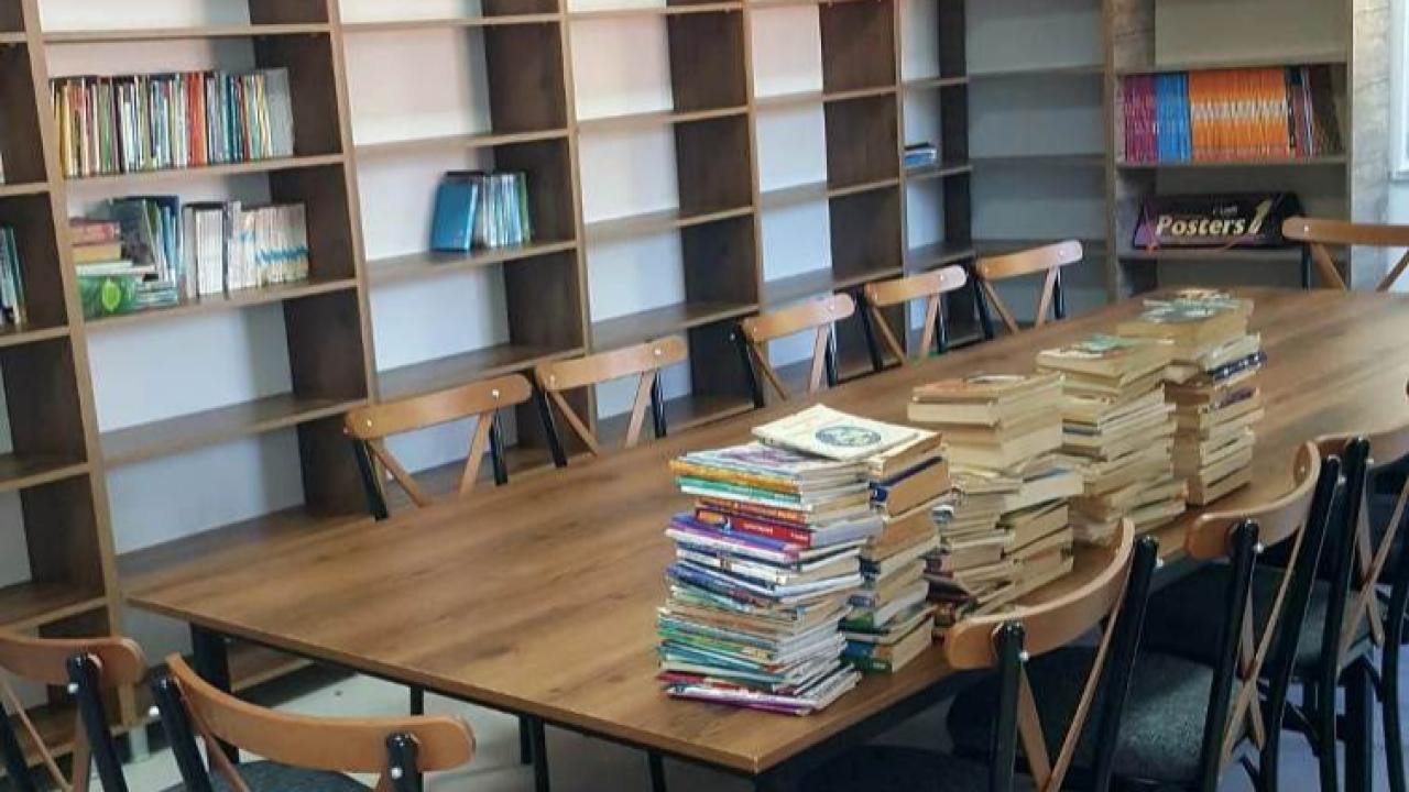 Vanlılar Derneğinden Kırsal Okula Anlamlı Kütüphane Desteği