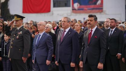 10 Kasım Atatürk’ü Anma Günü kapsamında yüzlerce Ayvalıklı meydanı doldurdu