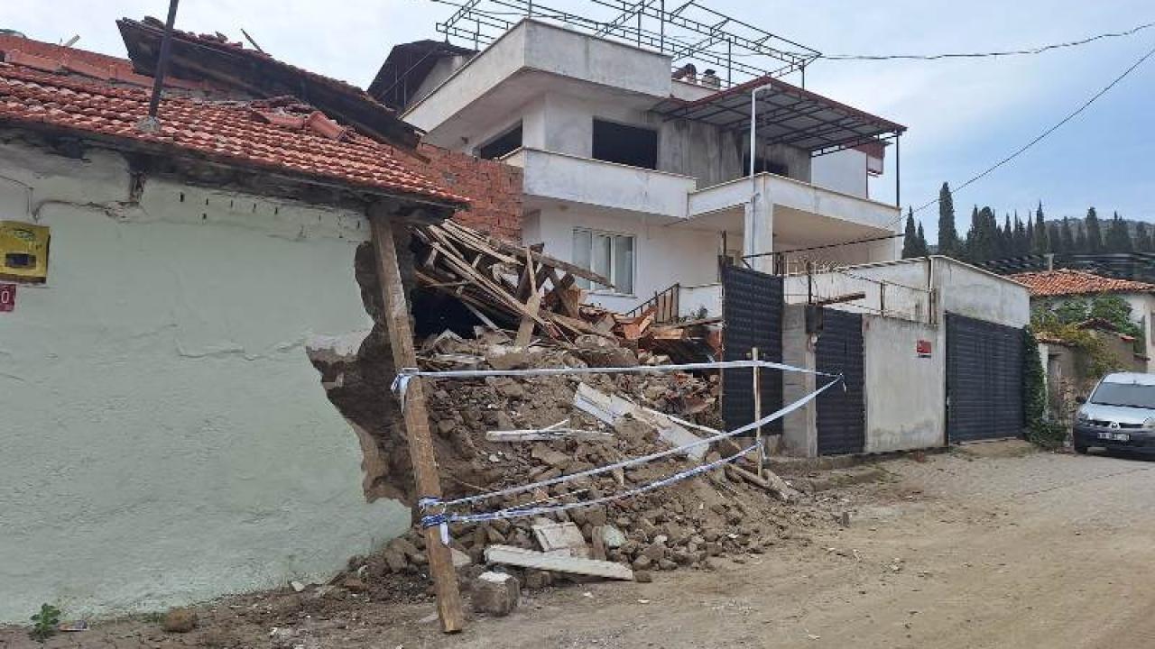 Balıkesir Edremit&#039;te metruk bina büyük bir gürültü ile çöktü
