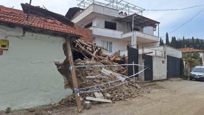 Balıkesir Edremit'te metruk bina büyük bir gürültü ile çöktü