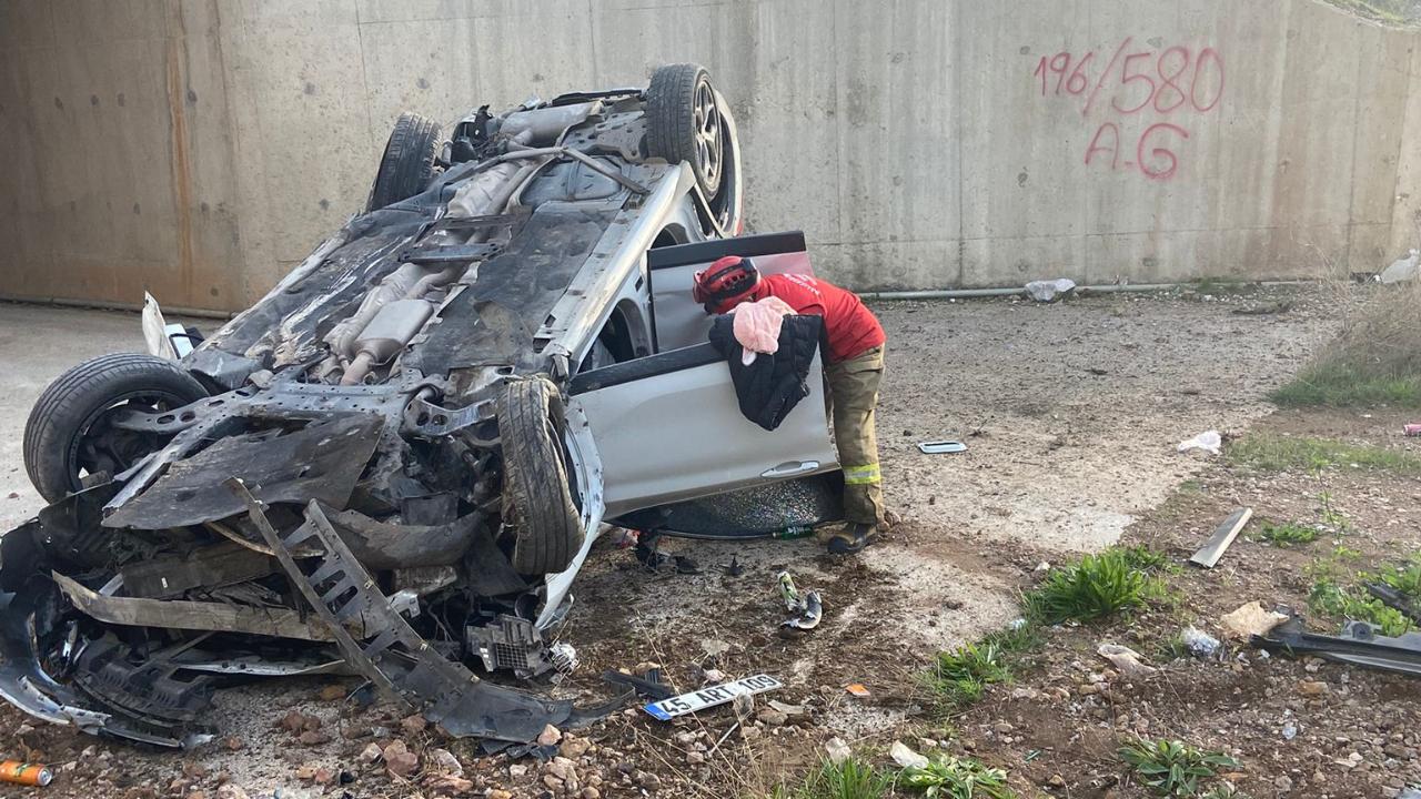 Balıkesir otoyolda otomobil su kanalına uçtu: 4 Yaralı