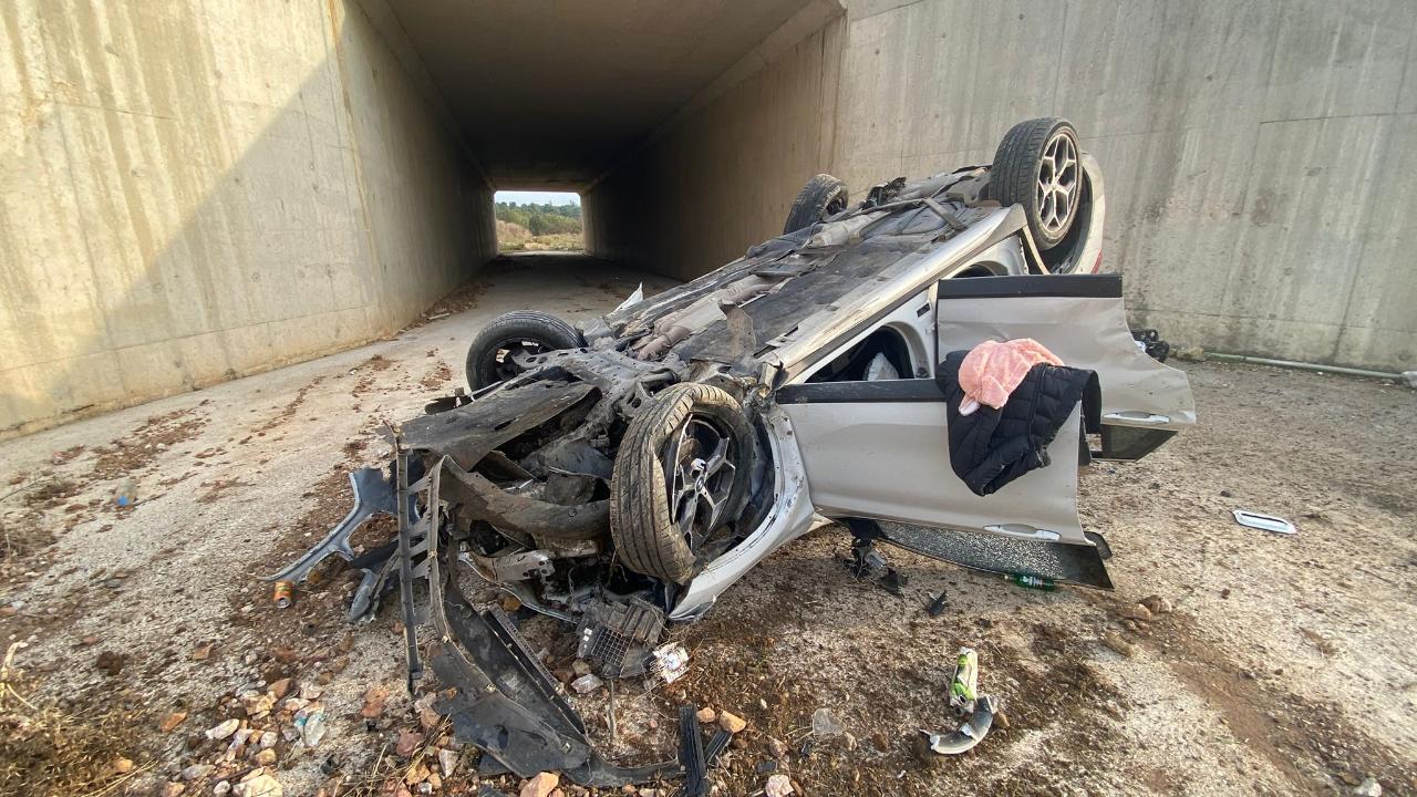 Balıkesir otoyolda otomobil su kanalına uçtu: 4 Yaralı