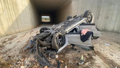 Balıkesir otoyolda otomobil su kanalına uçtu: 4 Yaralı