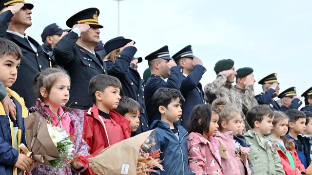 Balıkesir’de Atatürk’ü Anma Programında Çelenk Sunma Töreni Gerçekleştirildi