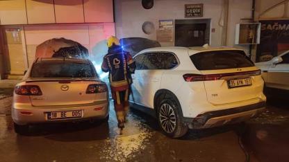 Balıkesir'de Park Halindeki İki Otomobilde Yangın Çıktı