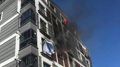 Bandırma’da yangında dumanlar apartmandan yükseldi