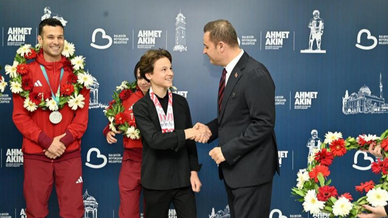 Başkan Akın, Balıkesir’in adını dünyaya duyuran milli sporcuları ağırladı