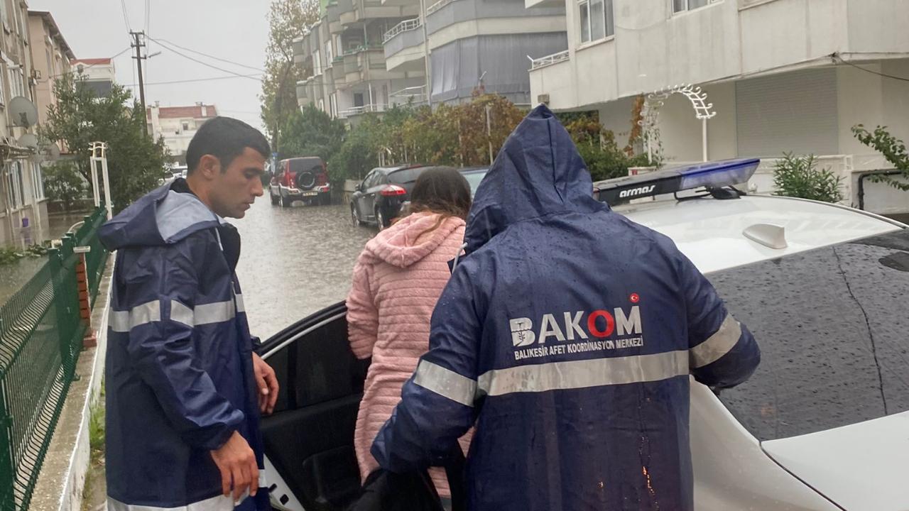 Beklenen yağmur Körfez ilçelerinde hayatı olumsuz etkiledi