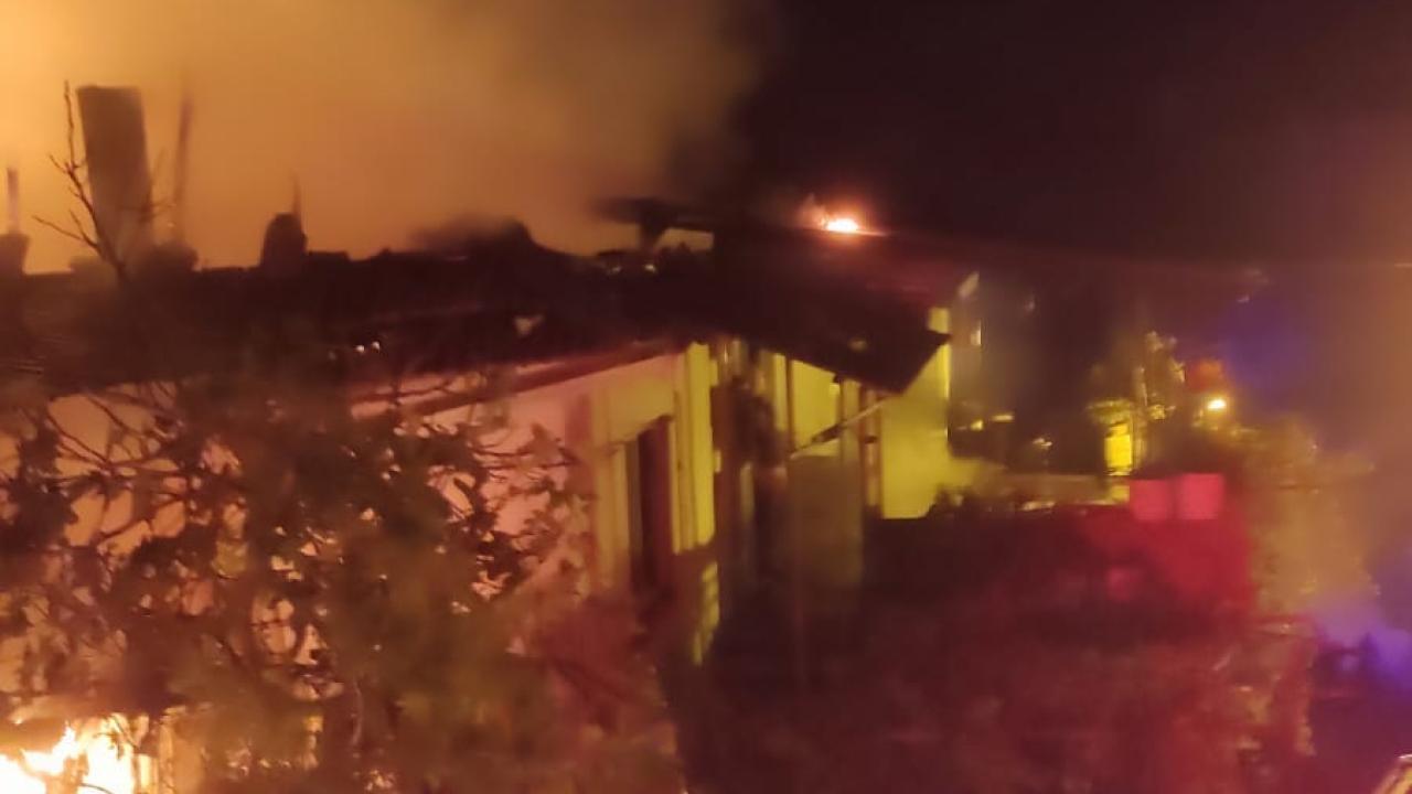 Bigadiç’te Depo Yangını: Alevler Sabahın İlk Işıklarıyla Söndürüldü