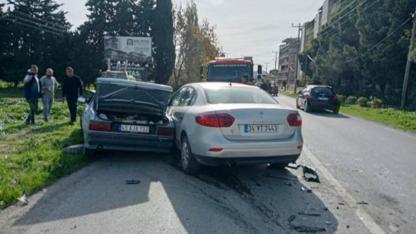 Burhaniye’de 2 otomobil çarpıştı: 3 kişi hafif yaralandı