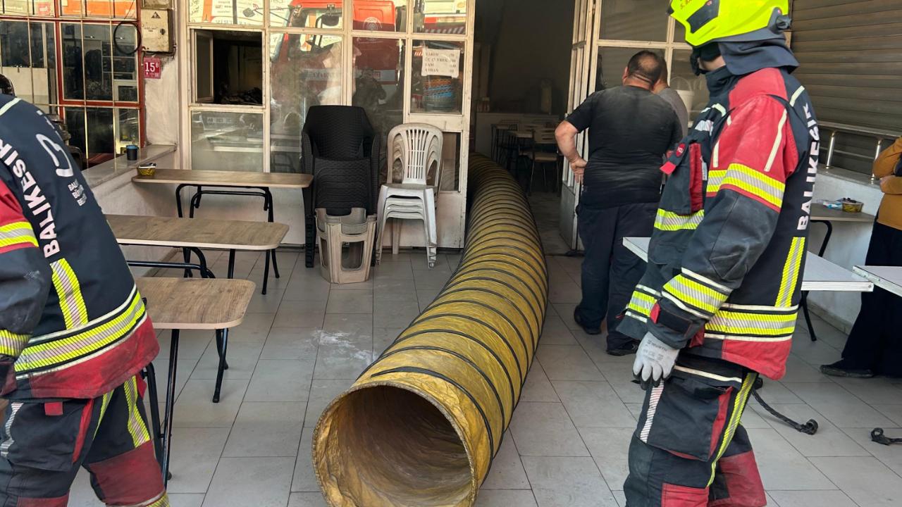 Burhaniye’de Köfteci Dükkanında Yangın Paniği