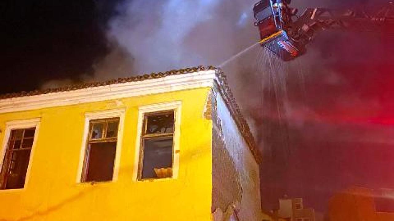 Burhaniye’de metruk binada yangın