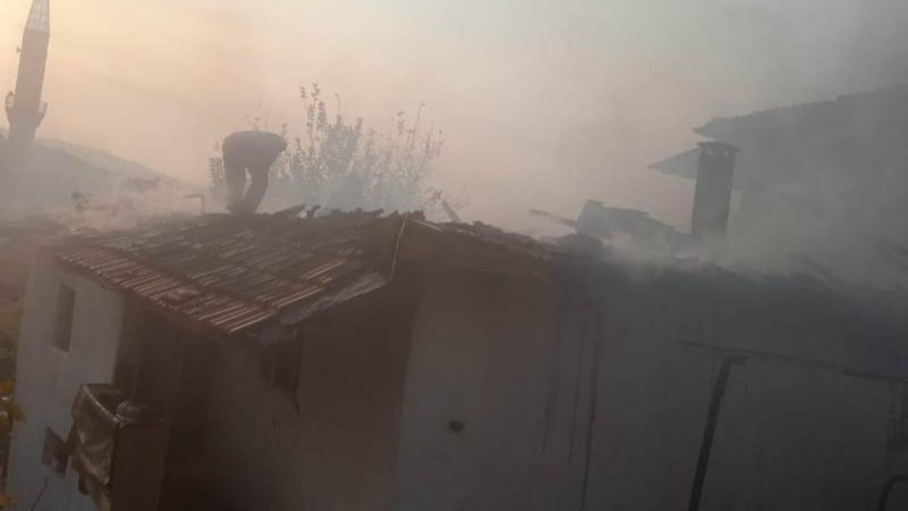 Dursunbey’de 2 Katlı Evde Yangın