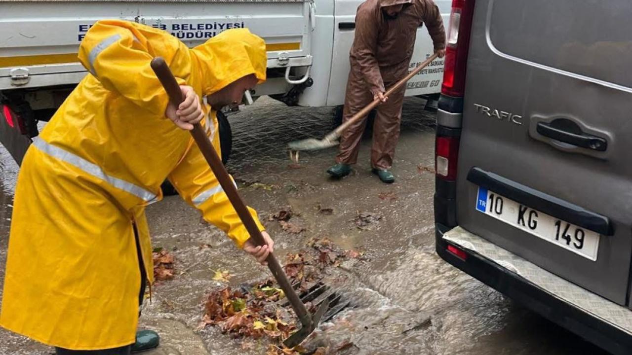 Edremit Belediyesi yağışlara karşı 7/24 çalışıyor