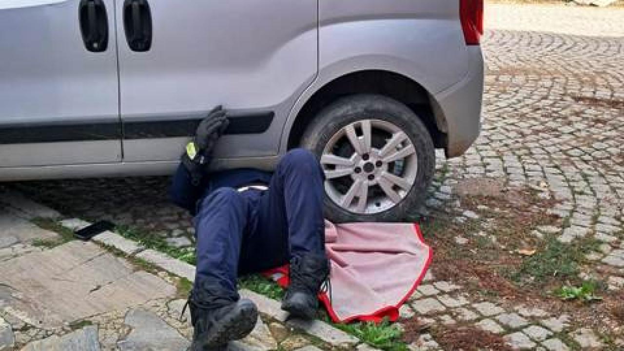 Edremit&#039;te aracın altında sıkışan kediyi kurtardı