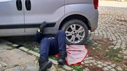 Edremit'te aracın altında sıkışan kediyi kurtardı