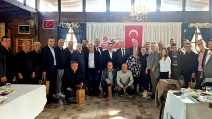 Edremit’te Bakkallar Odası, 20 yılını tamamlayan esnafları plaketle ödüllendirdi