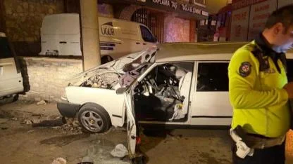 Edremit’te otomobil elektrik direğine çarptı