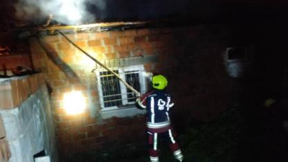 Havran’da ev yangını geceyi böyle aydınlattı