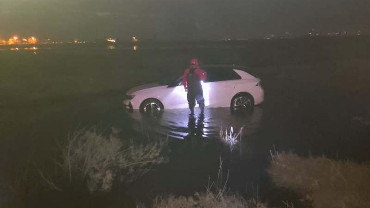 İtfaiyeciler çizmeler giyerek kurtardılar