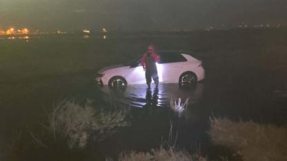 İtfaiyeciler, çizme giyerek sürücüyü kurtardılar