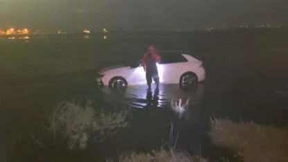 İtfaiyeciler, çizme giyerek sürücüyü kurtardılar