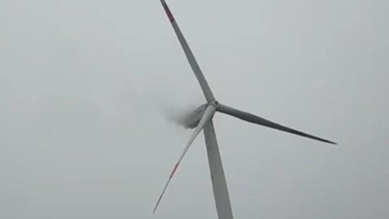 Karesi’de RES türbinine yıldırım düştü: Yangın çıktı