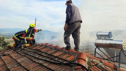Kepsut'ta İtfaiyecilerin çatıda yangına nefes kesen müdahalesi..