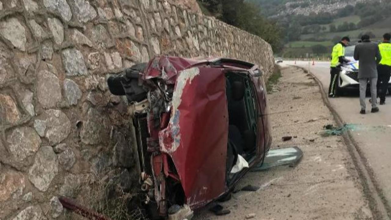 Sındırgı’da otomobil duvara kâğıt gibi yapıştı