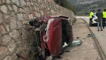 Sındırgı’da otomobil duvara kâğıt gibi yapıştı