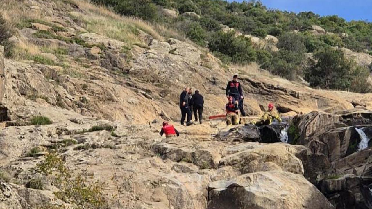 Susurluk'ta kayalıklardan düşüp, sıkışan 2 kişi kurtarıldı