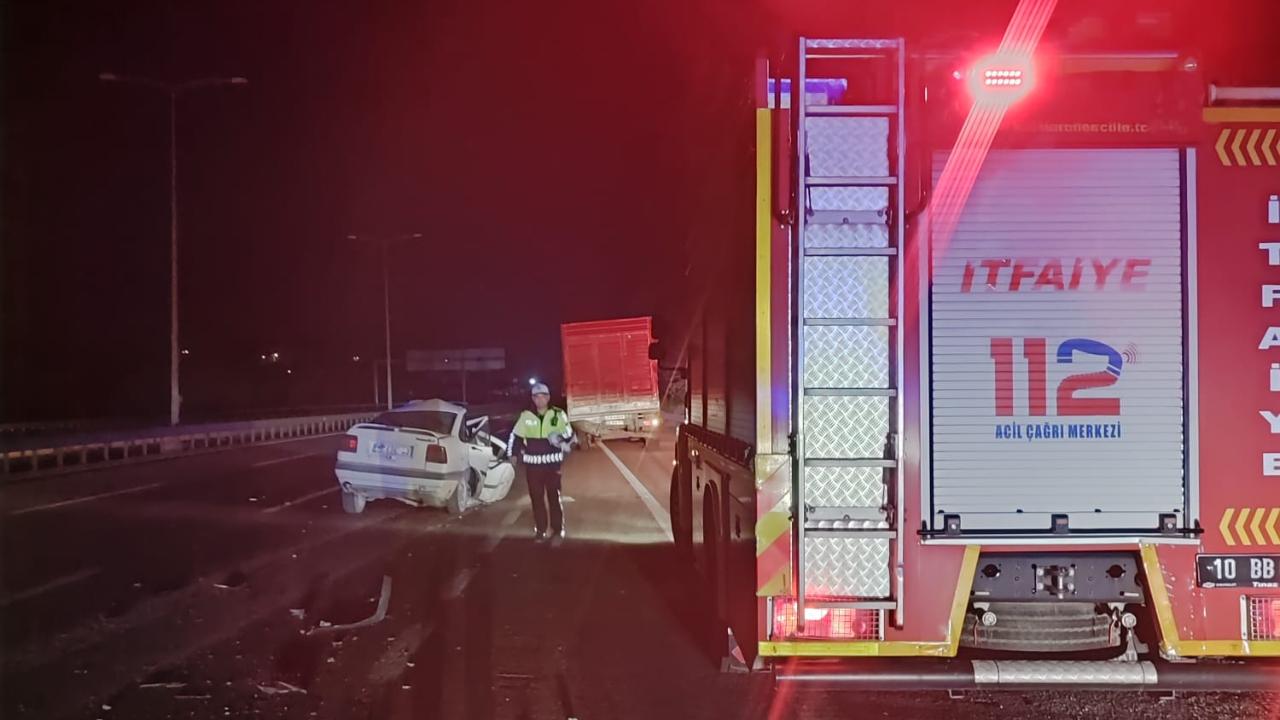 Susurluk&#039;ta otomobil tıra arkadan çarptı: 1 ölü