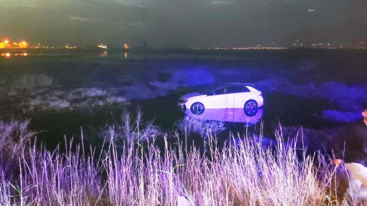Yoldan çıkan otomobil suyun içine daldı: İtfaiye ekipleri sürücüyü kurtardı