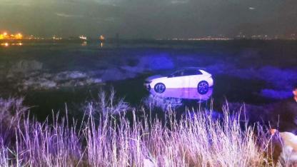 Yoldan çıkan otomobil suyun içine daldı: İtfaiye ekipleri sürücüyü kurtardı