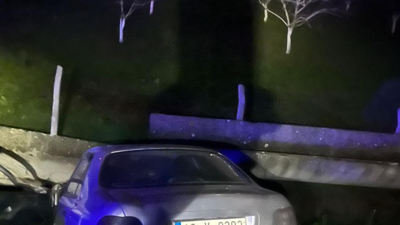 Altıeylül’de otomobil bahçe duvarına girdi: 1 yaralı