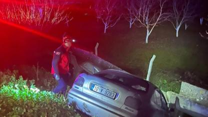 Altıeylül’de otomobil bahçe duvarına girdi: 1 yaralı