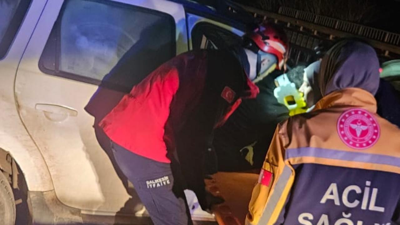 Altıeylül’de otomobil direksiyon hakimiyetini kaybetti: 2 yaralı