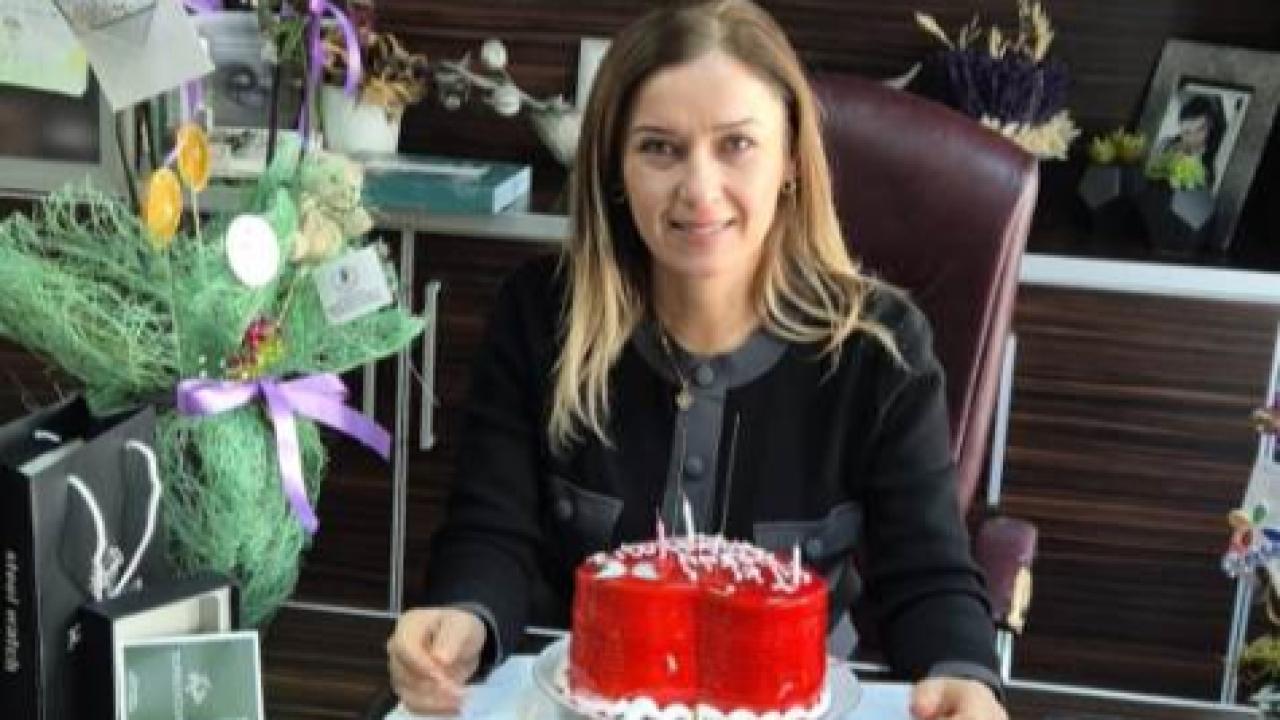 Avukatı Mehtap Yıldırım Yankır’a dava sahiplerinden doğum günü sürprizi