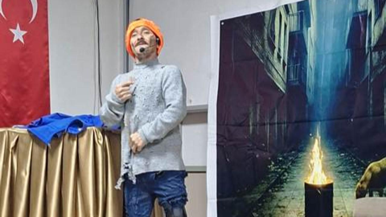 Ayvalıklı Engelli Oyuncudan “Yalnız Bir Adamın Hikayesi”