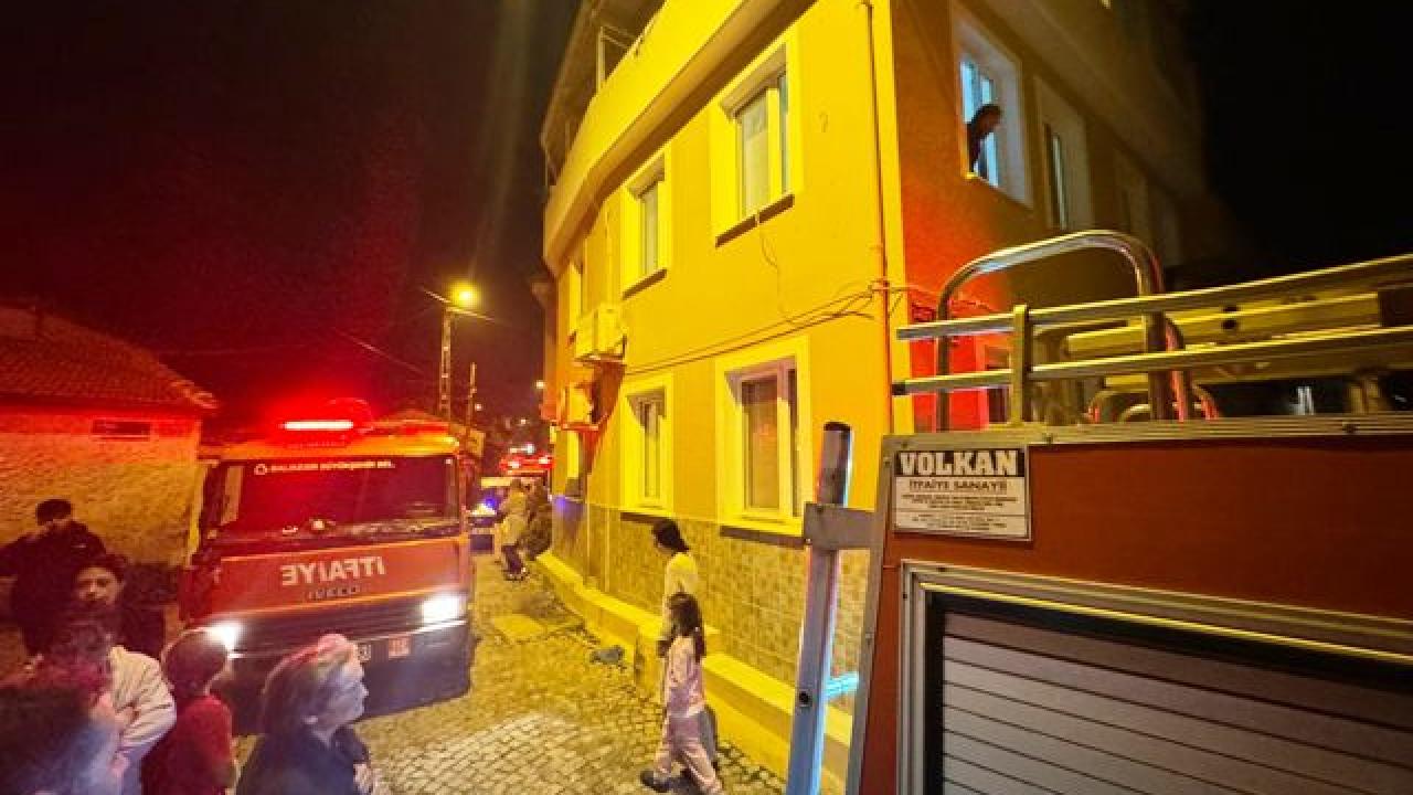 Ayvalık’ta 3 katlı binanın çatı katı yandı