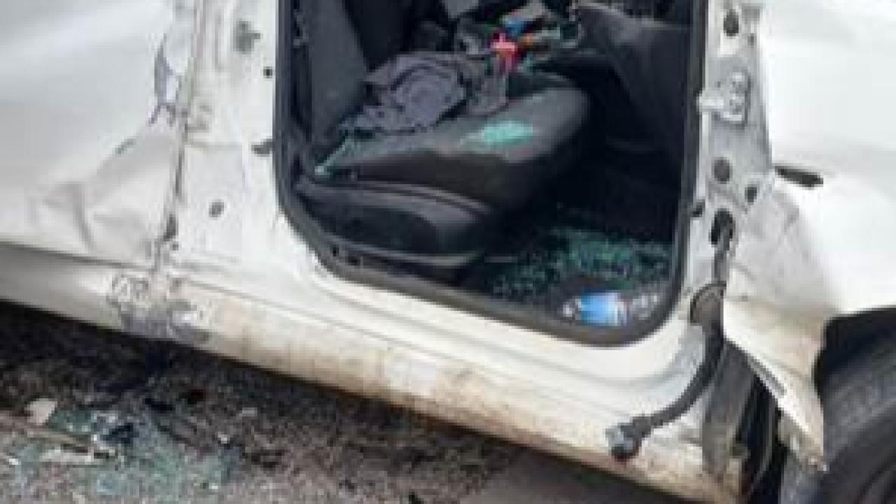 Balıkesir'de kaza:Sıkışan kişileri itfaiye ekipleri kurtardı