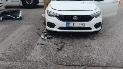 Balıkesir'de kaza:Sıkışan kişileri itfaiye ekipleri kurtardı